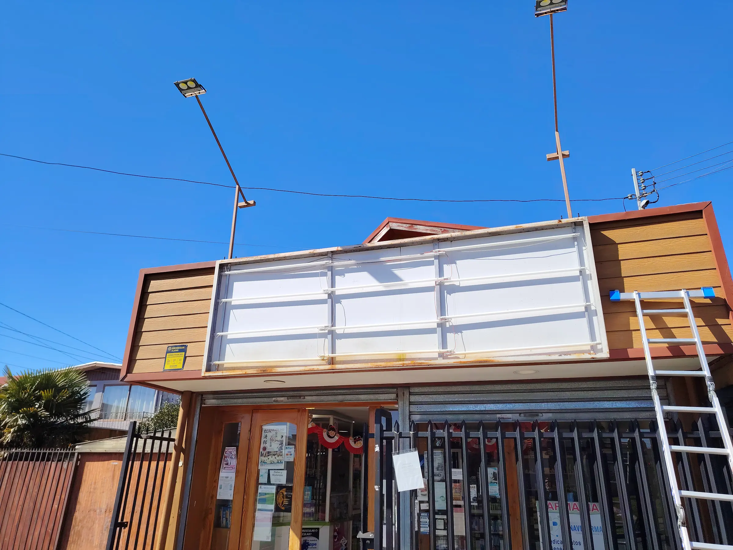 Retiro: fachada preparada para el nuevo letrero